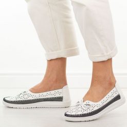 Białe ażurowe skórzane półbuty damskie Vinceza 95390. Białe półbuty damskie VINCEZA, na lato, w ażurowe wzory, z jeansu, z okrągłym noskiem, bez obcasa, na płaskiej podeszwie, bez zapięcia. Za 199.00 zł.