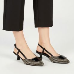 Sandały damskie Marco Tozzi, lekki niski obcas odkryta pięta regulowany pasek smukły nosek dekoracyjny przód stabilna konstrukcja, czarne, 2-29503-44. Czarne sandały damskie Marco Tozzi, bez wzorów, bez obcasa, na obcasie, bez zapięcia. Za 199.00 zł.