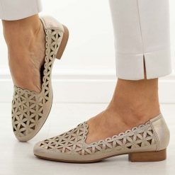 Złote ażurowe półbuty damskie Jezzi Asa222-15. Żółte półbuty damskie Jezzi, na jesień, w ażurowe wzory, ze skóry, bez obcasa, na płaskiej podeszwie, bez zapięcia. Za 209.00 zł.