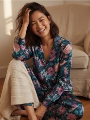 Satynowa piżama we wzór kwiatowy - ciemny turkus. Piżamy damskie Sinsay, bez wzorów, z satyny, bez ramiączek. Za 79.99 zł.