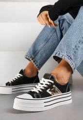 Czarne Trampki na Platformie Ozdobione Metaliczną Aplikacją Telanoreta. Czarne trampki damskie Renee, z aplikacjami, z jeansu, bez zapięcia. Za 79.99 zł.