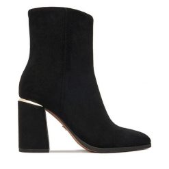 Botki Nine West. Czarne botki damskie Nine West, bez obcasa, na słupku, bez zapięcia. Za 279.99 zł.