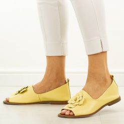 Żółte 126 skórzane Polskie sandały damskie z zakrytą piętą Deoni D487A. Żółte sandały damskie Deoni, z aplikacjami, z jeansu, bez obcasa, na płaskiej podeszwie, bez zapięcia. Za 449.00 zł.