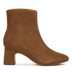 Botki Clarks. Brązowe botki damskie Clarks, bez obcasa, na słupku, bez zapięcia. Za 569.99 zł.