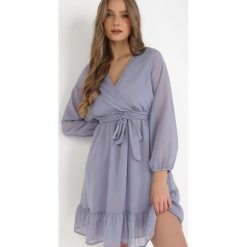 Niebieska Sukienka Pronestra. Niebieskie sukienki damskie Born2be, bez wzorów, z materiału, eleganckie, bez ramiączek. W wyprzedaży za 93.49 zł.