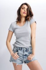 BLUZKA SALMA JASNO SZARA KRÓTKI RĘKAW M - Flawless. Szare bluzki damskie Flawless, m, bez wzorów, z dresówki, biznesowe, bez kołnierzyka, bez ramiączek. Za 72.00 zł.