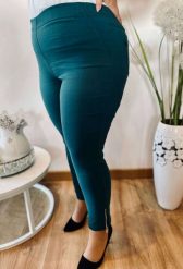 Spodnie chinosy Nina w kolorze butelkowej zieleni z zamkami 7/8 PLUS SIZE XXL. Zielone spodnie materiałowe damskie Nasi partnerzy, bez wzorów, z elastanu, krótkie. Za 159.90 zł.