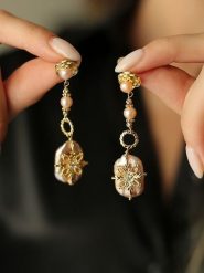 Pierres delicates Pozłacane kolczyki-wkrętki z perłami i kamieniami szlachetnymi rozmiar: onesize. Białe kolczyki damskie Pierres delicates, z cyrkonią, pozłacane. Za 69.99 zł.