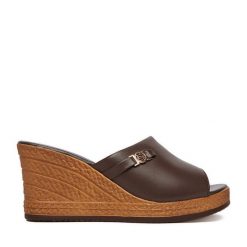 Klapki Lasocki. Brązowe klapki damskie Lasocki, bez wzorów, bez obcasa, bez zapięcia. Za 179.99 zł.