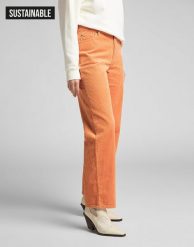 DAMSKIE SPODNIE SZTRUKSOWE LEE WIDE LEG LONG SANDY PEACH L31ZQU42 112139900. Pomarańczowe spodnie materiałowe damskie Lee, bez wzorów, z materiału. Za 189.99 zł.