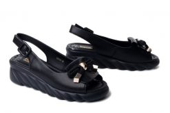 Artiker Relaks 58C0055 Czarny, sandały damskie. Czarne sandały damskie Artiker Relaks, bez wzorów, bez obcasa, na koturnie, bez zapięcia. Za 239.90 zł.