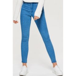 Jeansy HIGH WAIST - Niebieski. Niebieskie jeansy damskie Cropp. W wyprzedaży za 59.99 zł.