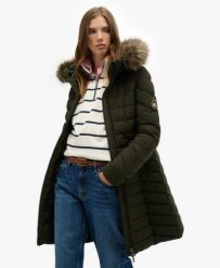 Superdry Płaszcz Fuji z kapturem i sztucznym futrem, długość midi. Zielone płaszcze damskie Superdry, bez wzorów, z nylonu, z kapturem. Za 645.00 zł.