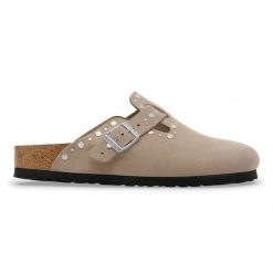 BIRKENSTOCK Boston Rivet LEVE Taupe Klapki damskie. Brązowe klapki damskie Birkenstock, bez wzorów, z materiału, bez obcasa, bez zapięcia. Za 689.99 zł.