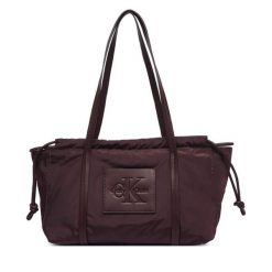 Torebka Calvin Klein. Czerwone torebki klasyczne damskie Calvin Klein, bez dodatków. Za 409.99 zł.