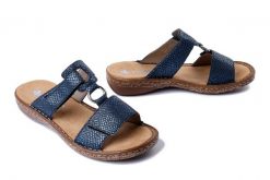 RIEKER 628P9-14 blue, klapki damskie. Niebieskie klapki damskie Rieker, bez wzorów, bez obcasa, bez zapięcia. Za 202.93 zł.