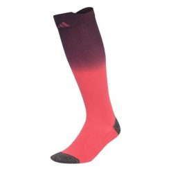 WYGODNE SKARPETY BIEGOWE DO ŁYDKI Z WYKOŃCZENIEM TYPU DIP-DYE. Czerwone skarpetki damskie Adidas, bez wzorów, z bawełny. Za 89.95 zł.