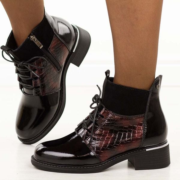 Bordowe skórzane botki damskie Filippo Dbt7275/25. Czerwone botki damskie Filippo, na jesień, z jeansu, eleganckie, z okrągłym noskiem, bez obcasa, na płaskiej podeszwie, bez zapięcia. Za 299.00 zł.