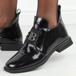 Czarne lakierowane skórzane botki damskie Filippo dbt4763/25. Czarne botki damskie Filippo, na jesień, z lakierowanej skóry, eleganckie, bez obcasa, na płaskiej podeszwie, bez zapięcia. Za 319.00 zł.