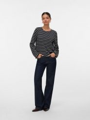 Vero Moda Koszulka w kolorze czarnym rozmiar: M. Czarne bluzki damskie Vero Moda, m, bez wzorów, bez kołnierzyka, bez ramiączek. Za 110.04 zł.