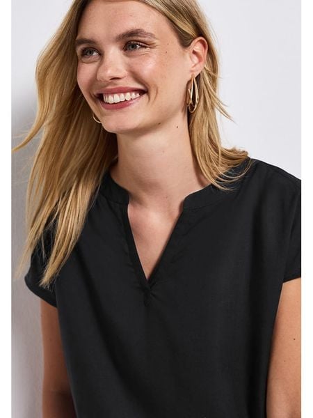 Street One Bluzka w kolorze czarnym rozmiar: 38. Czarne bluzki damskie Street One, bez wzorów, z wiskozy, street, bez kołnierzyka, bez ramiączek. Za 74.81 zł.