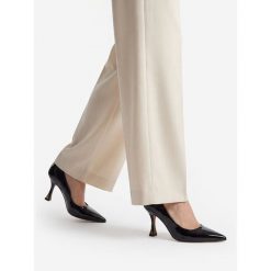 Czółenka Nine West. Czarne czółenka damskie Nine West, bez wzorów, bez obcasa. Za 249.99 zł.