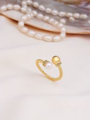 Pierres de Jade Pozłacany pierścionek z perłami i cyrkoniami rozmiar: onesize. Białe pierścionki damskie Pierres de Jade, z cyrkonią, pozłacane. Za 39.99 zł.