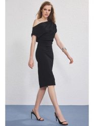 Trendyol Sukienka w kolorze czarnym rozmiar: XL. Czarne sukienki damskie Trendyol, bez wzorów, bez ramiączek. Za 73.95 zł.
