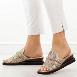 Złote skórzane klapki damskie na koturnie M.Daszyński 2267-14. Żółte klapki damskie M.Daszyński, bez wzorów, ze skóry, bez obcasa, na koturnie, bez zapięcia. Za 199.00 zł.