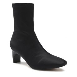 Botki Jenny Fairy. Czarne botki damskie Jenny Fairy, bez obcasa, na słupku, bez zapięcia. Za 199.99 zł.