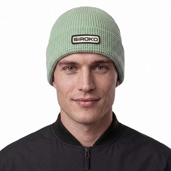 Czapka trekkingowa z dzianiny Siroko Sequoia Green. Zielone czapki damskie SIROKO, bez wzorów, z dzianiny. Za 102.40 zł.