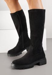 Czarne Casualowe Kozaki z Imitacji Zamszu Fesalara. Czarne kozaki damskie Born2be, z jeansu, bez obcasa, na płaskiej podeszwie, bez zapięcia. Za 159.99 zł.