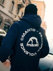 MANTO bluza z kapturem LABEL 25 OVERSIZE granatowa. Niebieskie bluzy damskie MANTO, l, bez wzorów, z bawełny, z kapturem. Za 299.00 zł.
