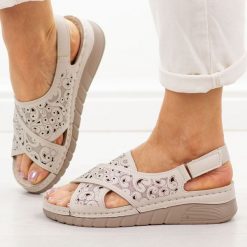 Beżowe sandały damskie Vinceza 85209. Brązowe sandały damskie VINCEZA, bez wzorów, z jeansu, bez obcasa, bez zapięcia. Za 139.00 zł.