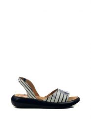 Goby Sandały w kolorze białym ze wzorem rozmiar: 39. Białe sandały damskie Goby, bez wzorów, z otwartym noskiem, bez obcasa, bez zapięcia. Za 186.99 zł.