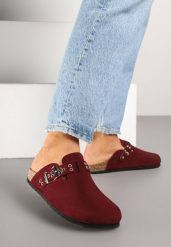 Bordowe Klapki Mule w Stylu Chodaków z Klamrą Lanaris. Czerwone klapki damskie Born2be, bez wzorów, bez obcasa, na płaskiej podeszwie, bez zapięcia. Za 84.99 zł.