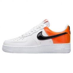 Buty do chodzenia damskie Nike Air Force 1 07 Ess W. Białe obuwie sportowe damskie Nike, z gumy, bez zapięcia, trekkingowe, Nike Air Force. Za 845.00 zł.