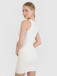 4F Sukienka mini z prążkowanej dzianiny damska - biała S. Białe sukienki damskie 4F, bez wzorów, z dzianiny, eleganckie, bez ramiączek. W wyprzedaży za 99.99 zł.
