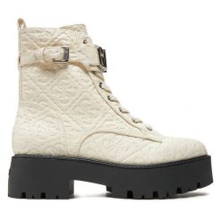 Botki Guess. Białe botki damskie Guess, bez obcasa, na płaskiej podeszwie, bez zapięcia. Za 669.99 zł.