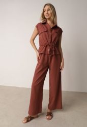 Brązowy Bawełniano-Wiskozowy Kombinezon Koszulowy Bez Rękawów z Baskinką Marmaya. Brązowe sukienki damskie Born2be, bez wzorów, z bawełny, eleganckie, bez ramiączek. Za 139.99 zł.