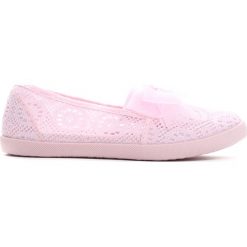 Jasnoróżowe Tenisówki Beauty Fame. Czerwone buty sportowe dziewczęce Born2be, w koronkowe wzory, z koronki. Za 39.99 zł.