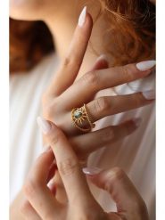 Pierres delicates Pozłacany pierścionek z labradorytem rozmiar: onesize. Żółte pierścionki damskie Pierres delicates, z labradorytem, pozłacane. Za 61.46 zł.