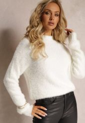 Biały Dzianinowy Sweter z Dłuższym Włosiem i Półgolfem Christiam. Białe swetry klasyczne damskie Renee, z dzianiny, bez kołnierzyka. Za 49.99 zł.
