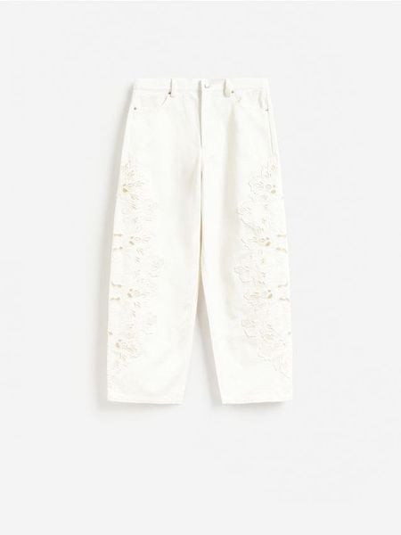 Jeansy barrel leg z haftem - biały. Białe jeansy damskie Reserved. Za 259.99 zł.