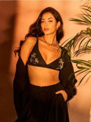 Żakiet kimono z domieszką wiskozy - czarny. Czarne marynarki i żakiety damskie Sinsay, l, bez wzorów, z wiskozy. Za 69.99 zł.