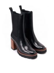 British Passport Skórzane sztyblety w kolorze czarnym rozmiar: 40. Czarne botki damskie British Passport, sportowe, bez obcasa, bez zapięcia. Za 500.38 zł.