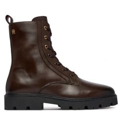 Trzewiki Tommy Hilfiger. Brązowe botki damskie Tommy Hilfiger, bez obcasa, na płaskiej podeszwie, bez zapięcia. Za 849.99 zł.