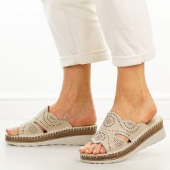 Beżowe skórzane klapki damskie na koturnie S.Barski 5915. Brązowe klapki damskie S.BARSKI, bez wzorów, z jeansu, bez obcasa, na koturnie, bez zapięcia. Za 239.00 zł.