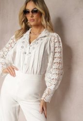 Biała Elegancka Koszula ze Stójką Ozdobiona Koronką i Perełkami Tebenia. Białe koszule damskie Renee, m, bez wzorów, z koronki, eleganckie, bez kołnierzyka, bez ramiączek. Za 149.99 zł.
