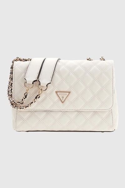 GUESS Biała kopertówka damska Giully. Białe torebki wieczorowe damskie Guess, z aplikacjami, ze skóry ekologicznej, bez dodatków. W wyprzedaży za 309.99 zł.